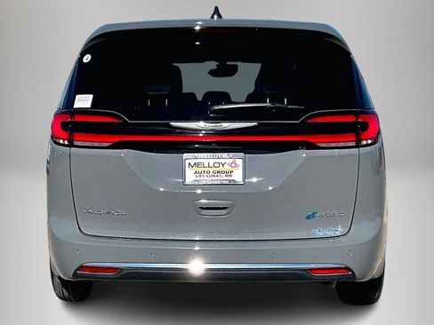 Used 2025 Chrysler Pacifica Select image 5
