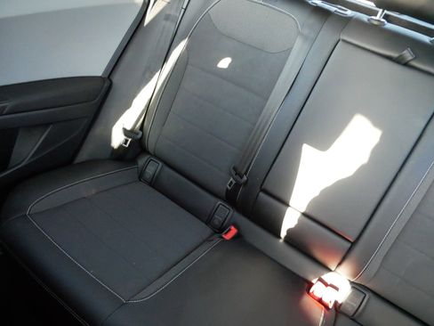 Certified 2022 Volkswagen Taos SE w/ Panoramic Sunroof Package image 12