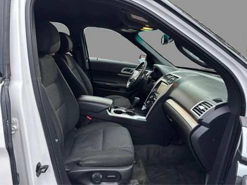 Used 2015 Ford Explorer XLT w/ Equipment Group 201A FWD image 24