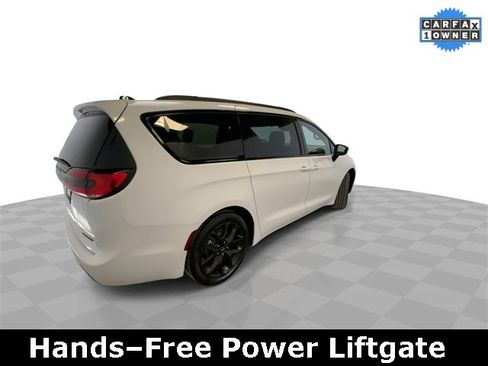 Used 2025 Chrysler Pacifica Limited image 8