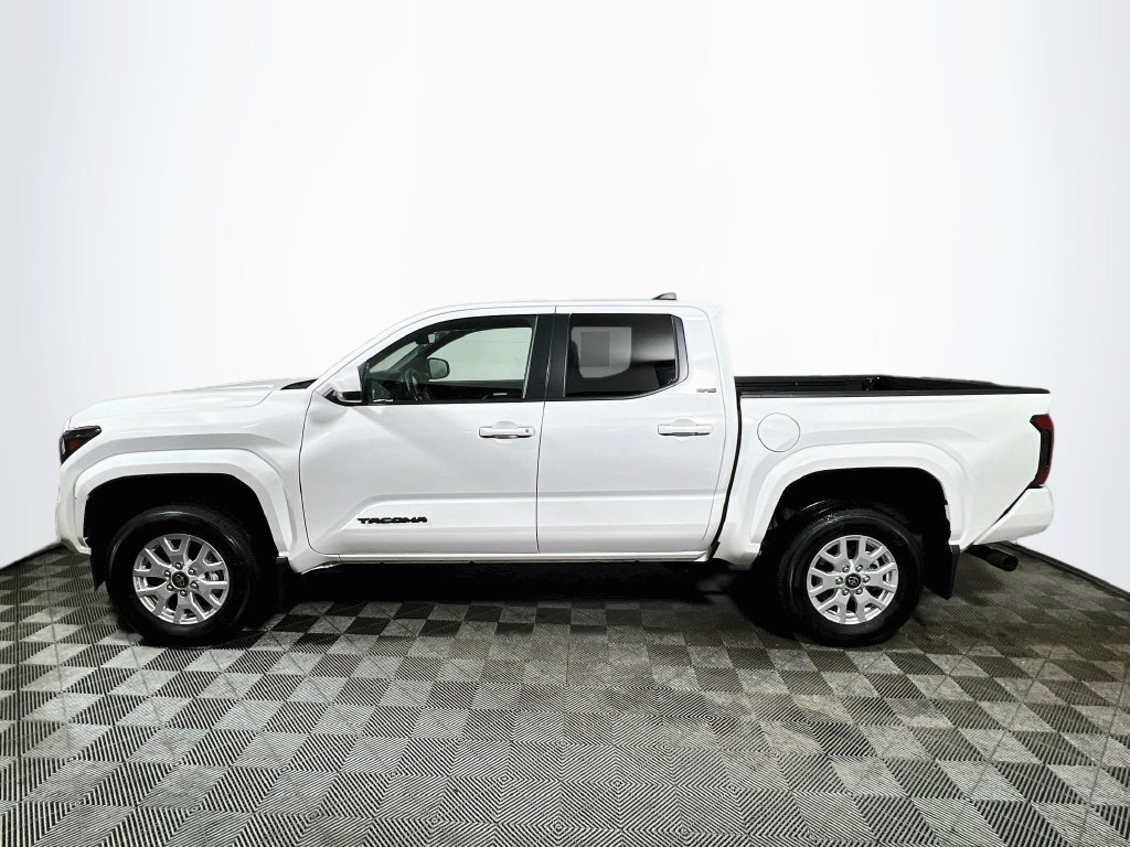 Used 2025 Toyota Tacoma SR5 AWD/4WD image 4