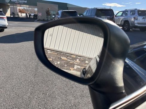 Used 2019 Chrysler Pacifica Touring image 29