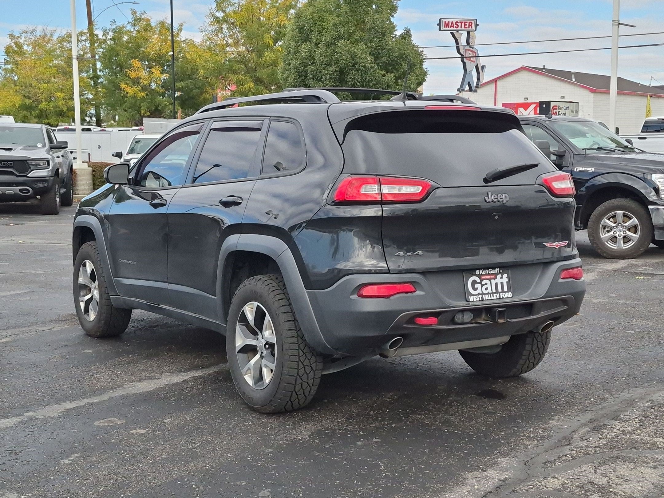 Used 2016 Jeep Cherokee Trailhawk w/ Cold Weather Group AWD/4WD image 8
