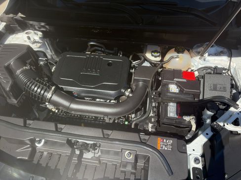 Used 2023 GMC Acadia SLT FWD image 19