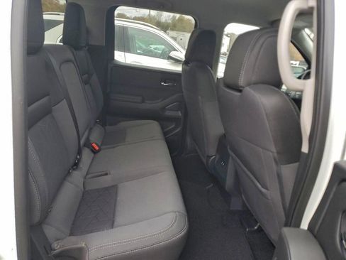 Used 2025 Nissan Frontier SV image 7