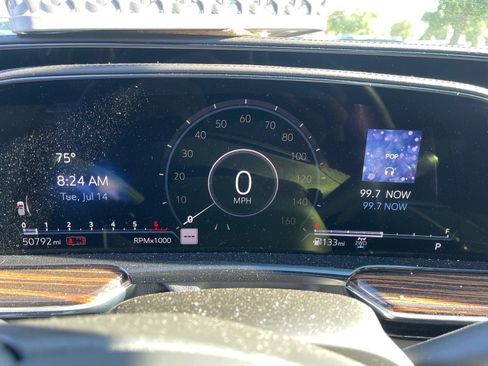 Used 2021 Cadillac Escalade Premium Luxury AWD/4WD image 6