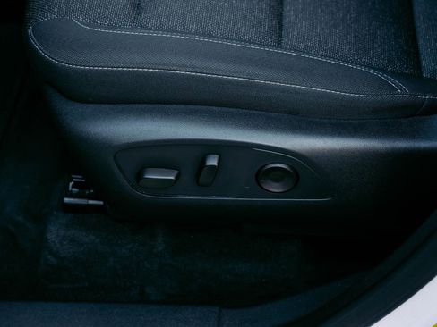 Used 2025 Chevrolet Traverse LT image 19