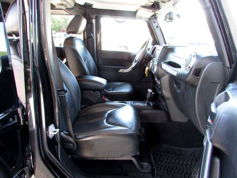 Used 2016 Jeep Wrangler Unlimited Sahara w/ Connectivity Group image 13