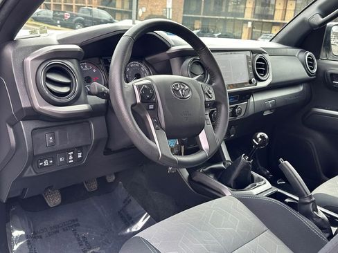 Used 2022 Toyota Tacoma TRD Off-Road image 18