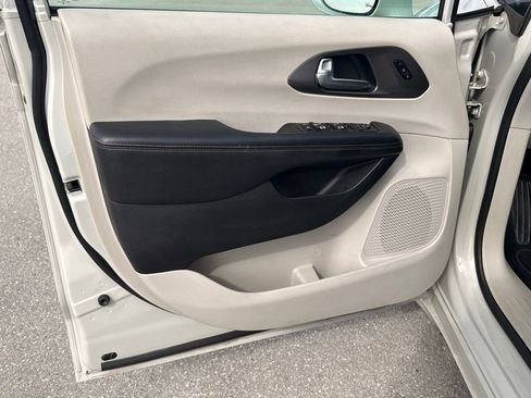 Used 2020 Chrysler Pacifica Touring-L Plus image 29