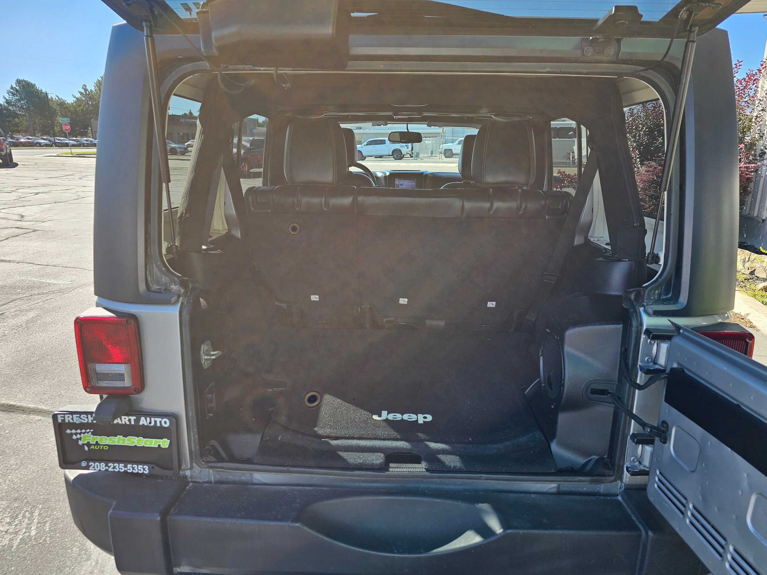 Used 2013 Jeep Wrangler Unlimited Sahara w/ Connectivity Group AWD/4WD image 8
