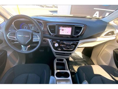 Used 2022 Chrysler Voyager LX FWD image 17