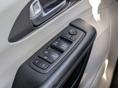 Used 2024 Chrysler Pacifica Limited FWD image 22