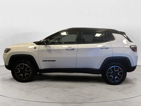 Used 2025 Jeep Compass Trailhawk AWD/4WD image 2