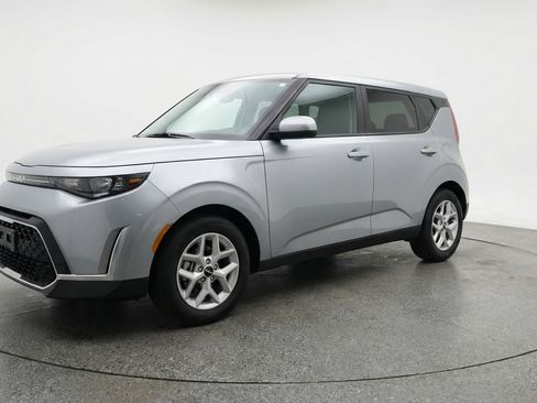 Used 2025 Kia Soul LX w/ LX Technology Package FWD image 3