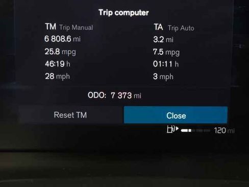 Used 2025 Volvo XC40 B5 Plus image 23