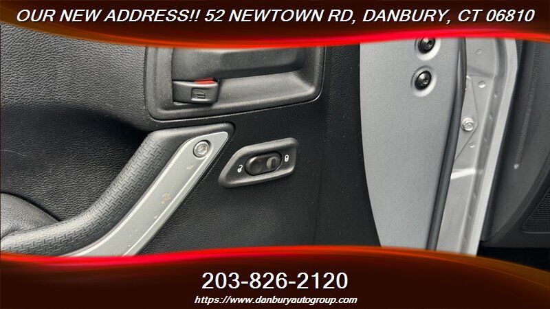 Used 2014 Jeep Wrangler Unlimited Sahara w/ Dual Top Group AWD/4WD image 10