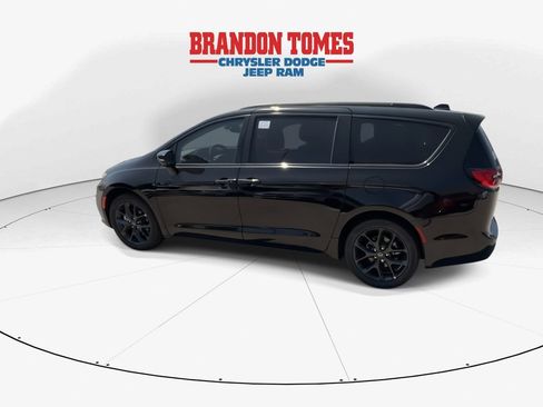 New 2026 Chrysler Pacifica Limited w/ Uconnect Theater Family Group FWD image 6