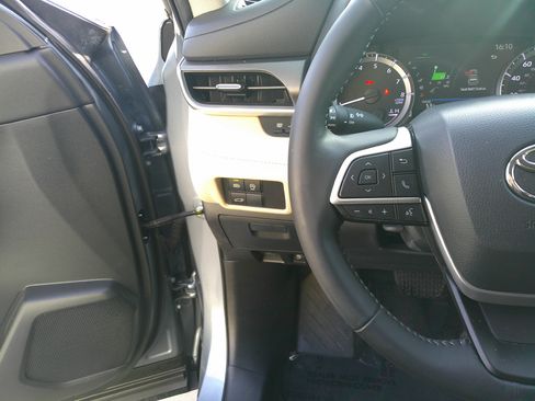 Used 2023 Toyota Highlander XLE image 20