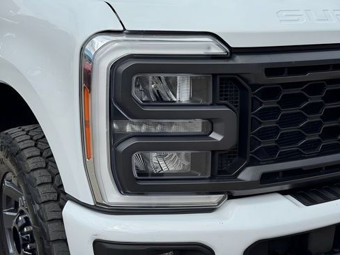 Used 2023 Ford F250 Lariat w/ Sport Appearance Package AWD/4WD image 9