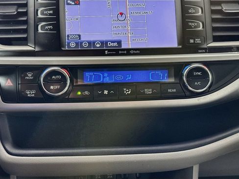 Used 2017 Toyota Highlander Plus FWD image 19