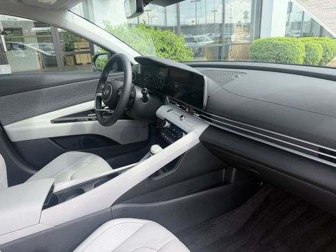Certified 2025 Hyundai Elantra Limited FWD image 18