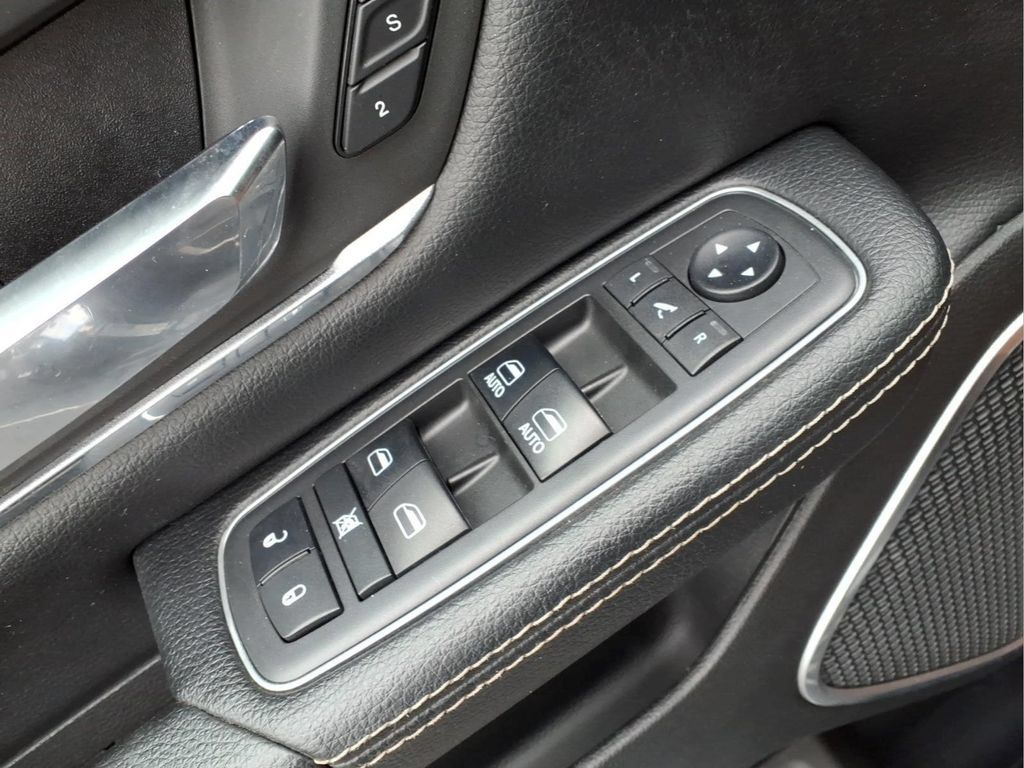 Used 2019 RAM 1500 Laramie AWD/4WD image 17
