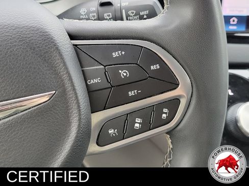 Used 2023 Chrysler Pacifica Touring-L FWD image 30