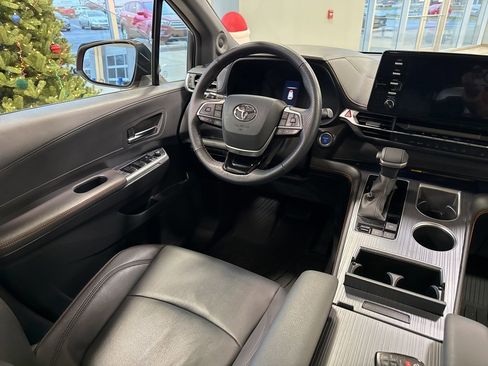 Used 2022 Toyota Sienna XSE image 19