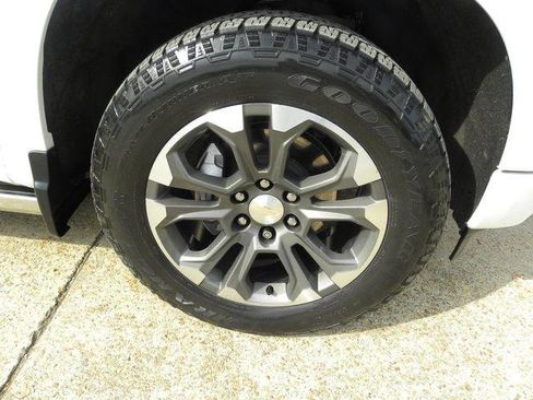 Used 2022 Chevrolet Silverado 1500 High Country w/ Technology Package AWD/4WD image 12