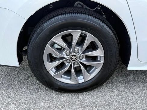 Used 2025 Toyota Sienna XLE FWD image 11