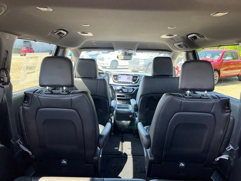 New 2027 Chrysler Pacifica Select AWD/4WD image 18