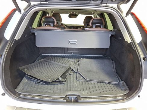 Used 2018 Volvo XC60 T5 Momentum w/ Vision Package image 32