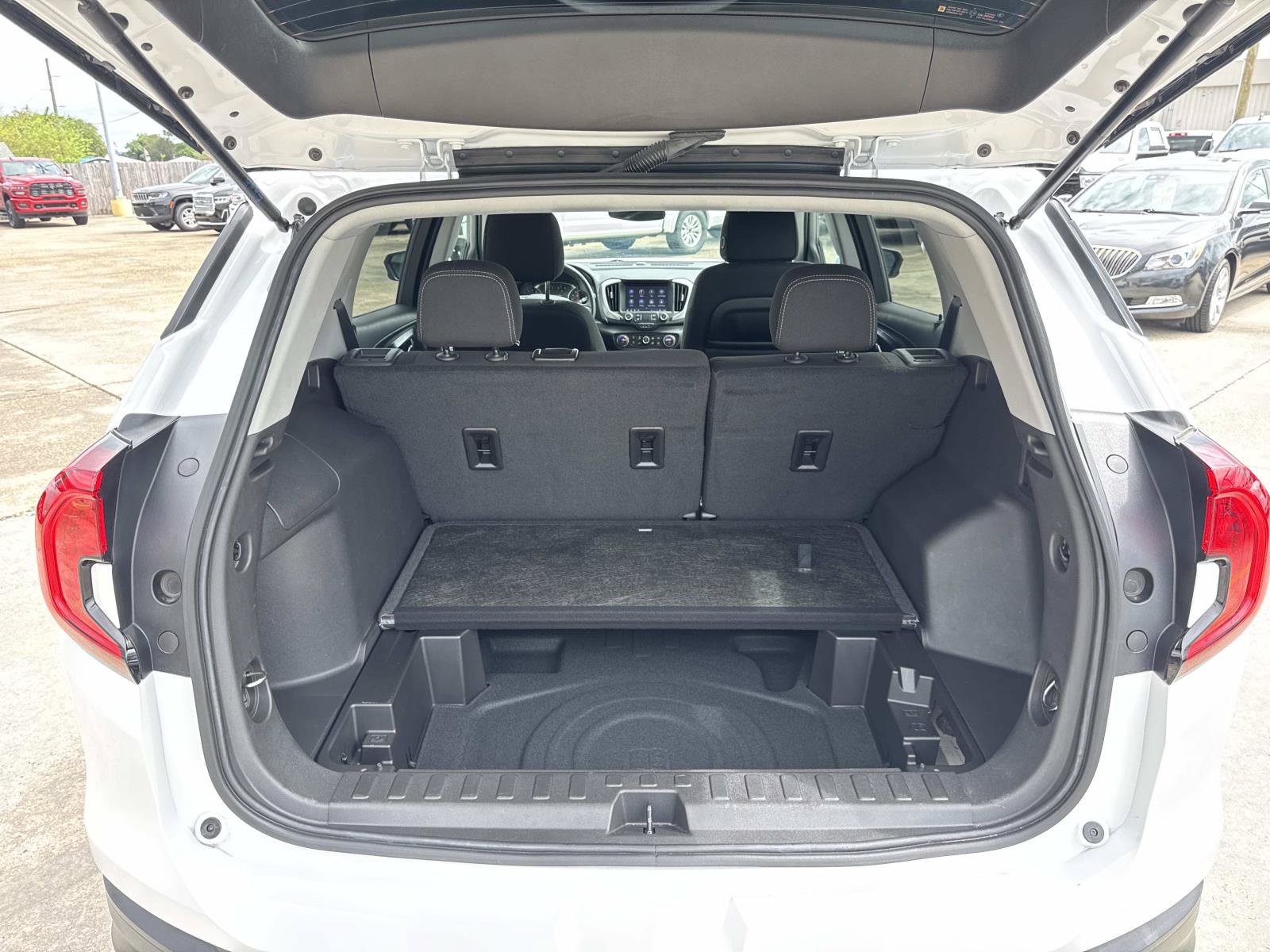 Used 2024 GMC Terrain SLE w/ Driver Convenience Package FWD image 8