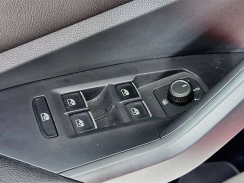 Used 2023 Volkswagen Jetta SE w/ Panoramic Sunroof Package FWD image 17