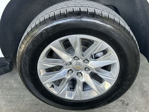 Used 2024 Chevrolet Suburban Premier RWD image 11