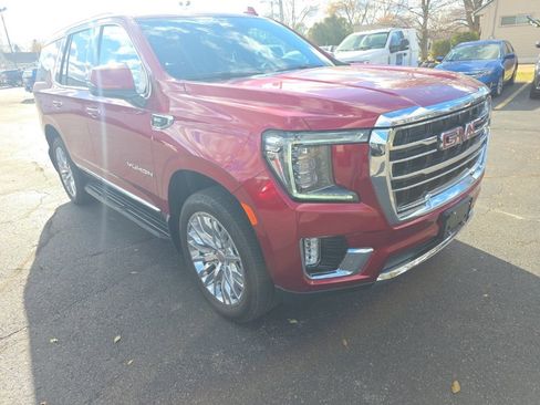 Used 2024 GMC Yukon SLT w/ SLT Luxury Package image 3