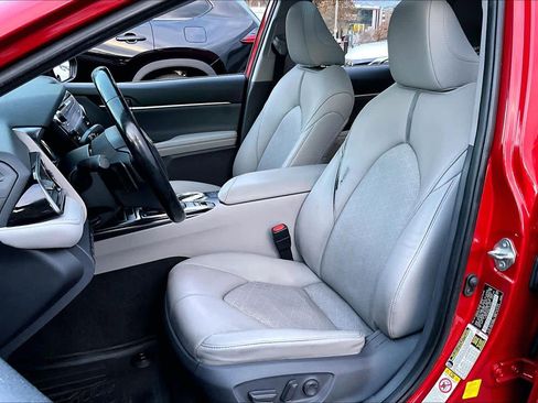 Used 2019 Toyota Camry XSE image 7