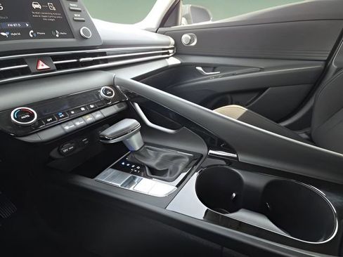 Used 2025 Hyundai Elantra Blue image 27