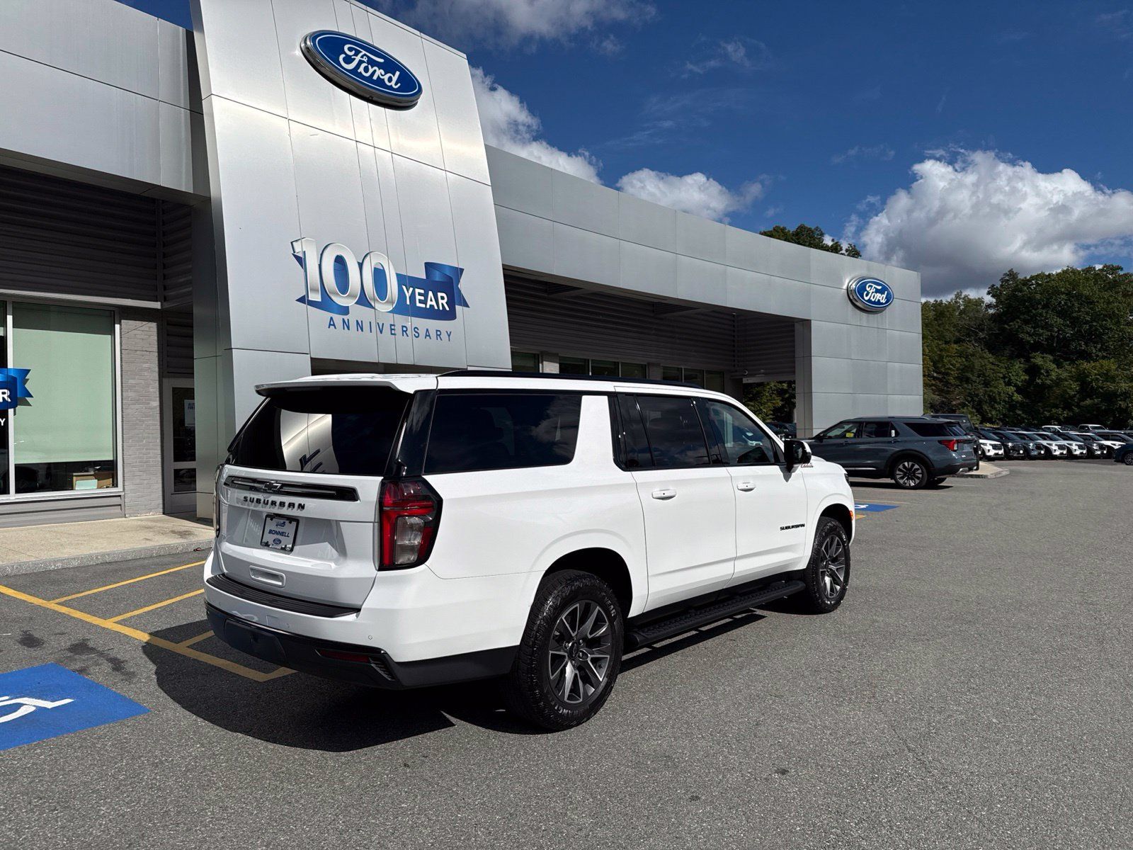 Used 2024 Chevrolet Suburban Z71 w/ Luxury Package AWD/4WD image 2