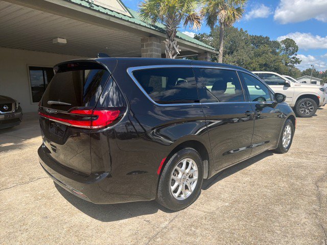 Used 2023 Chrysler Pacifica Touring FWD image 4
