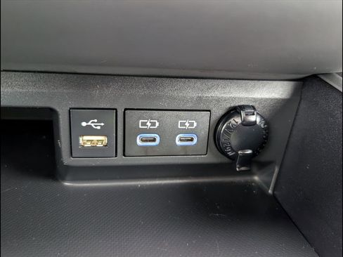 Used 2022 Toyota Highlander XLE image 17