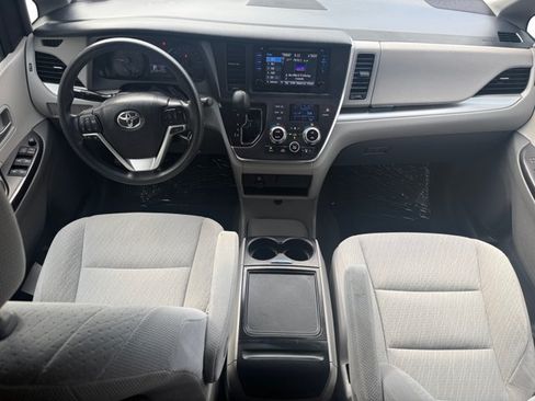Used 2017 Toyota Sienna LE FWD image 13