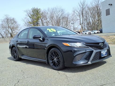 Used 2020 Toyota Camry SE FWD image 1