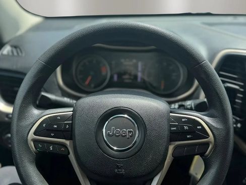 Used 2018 Jeep Cherokee Latitude FWD image 13