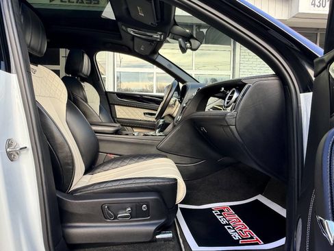 Used 2019 Bentley Bentayga image 38