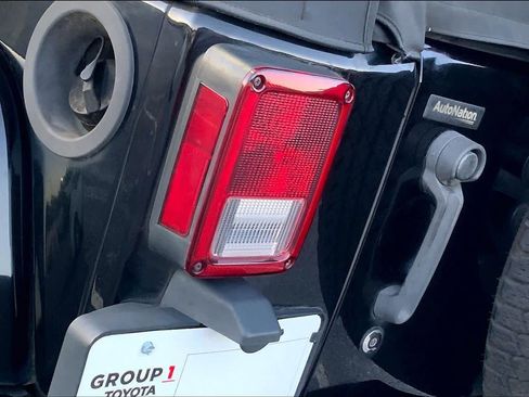 Used 2016 Jeep Wrangler Unlimited Sahara w/ Connectivity Group AWD/4WD image 25