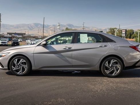 Used 2025 Hyundai Elantra SEL FWD image 3