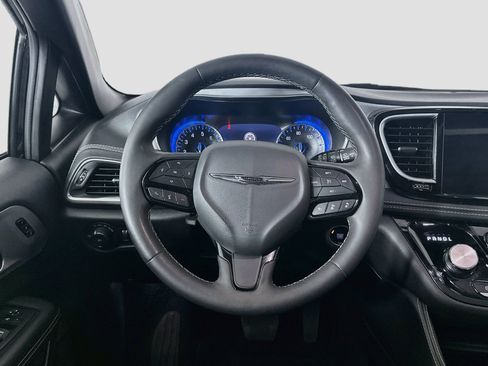 Used 2025 Chrysler Pacifica Limited FWD image 18