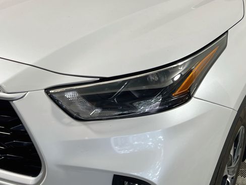 Used 2025 Toyota Highlander XLE AWD/4WD image 12